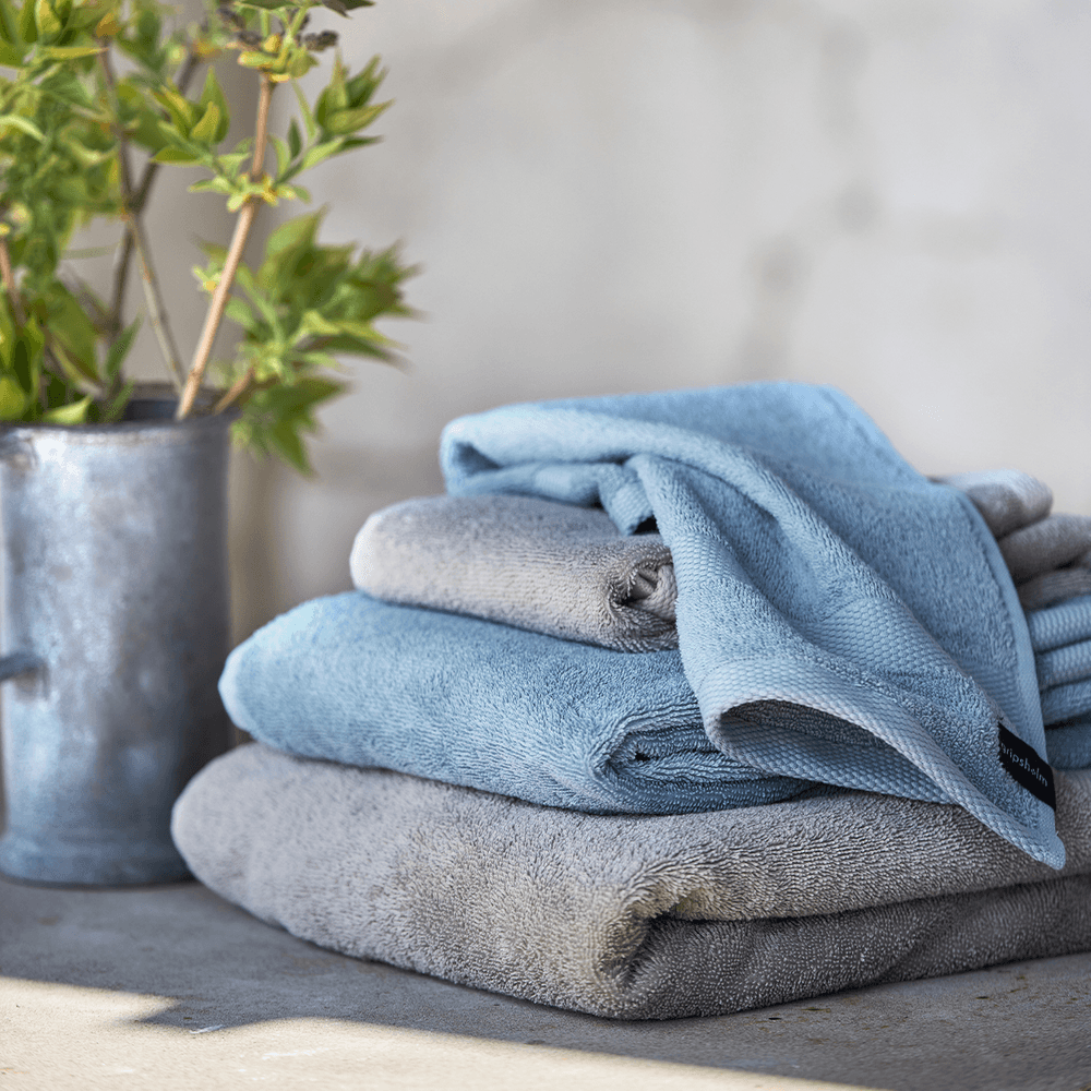 Blue bath towel in soft cotton terry 90x150cm - Gripsholm